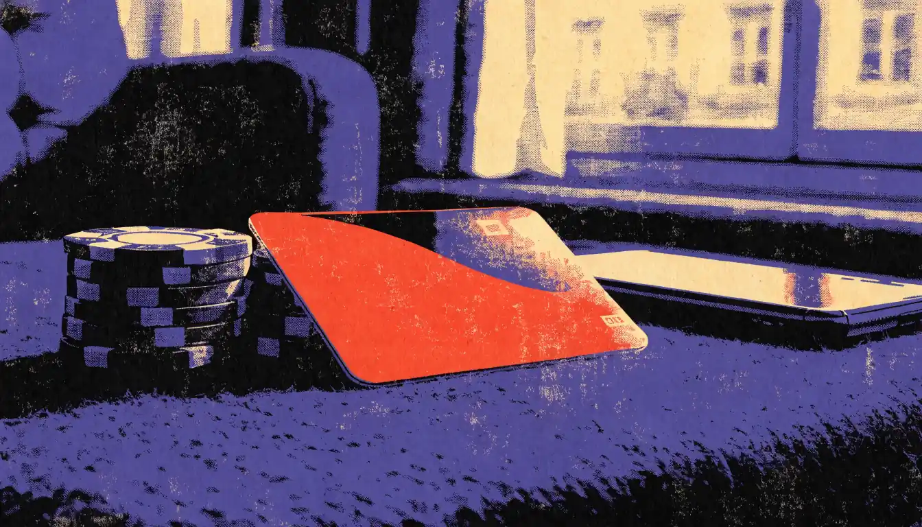 Moderne Zahlungskarte mit Casino-Chips auf Tisch im deutschen Wohnzimmer